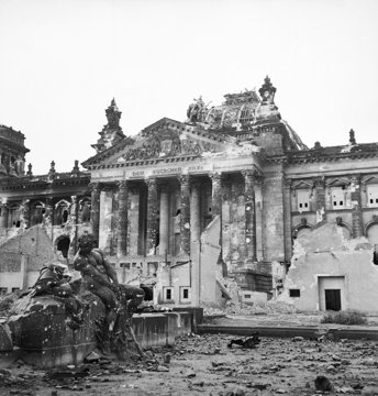 Рейхстаг в июне 1945 года