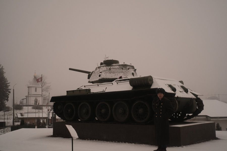 Танк на заснеженной открытой площадке музея.