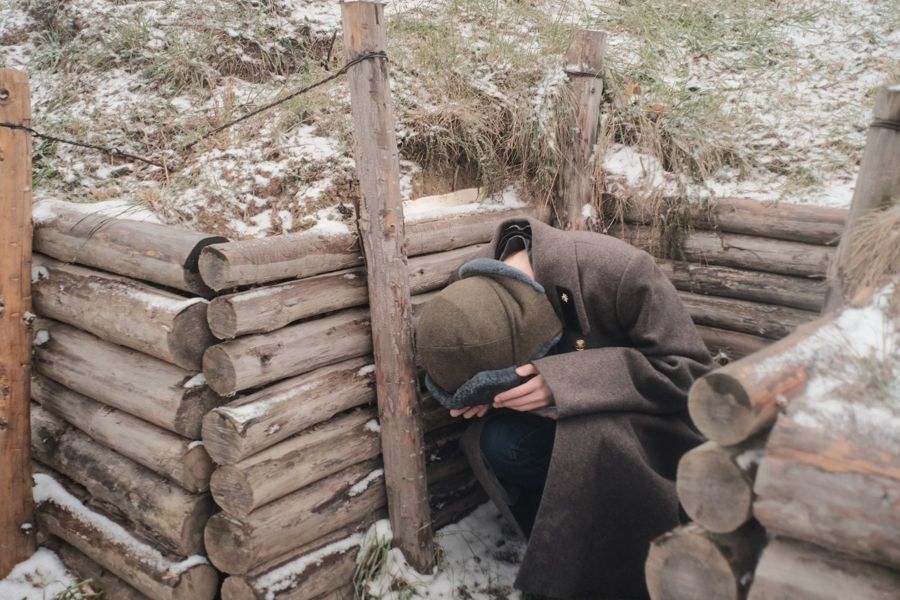 Внутри деревянного укрытия.