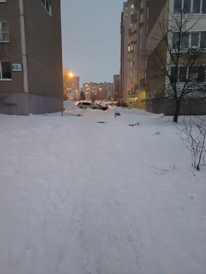 Зимняя дорожка между жилыми домами. Декабрь 2023.
