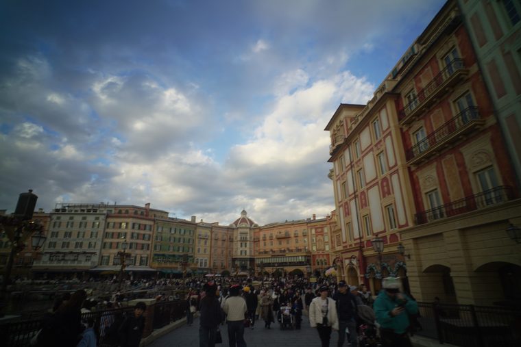 Набережная с фасадами и драматичным облачным небом. Tokyo DisneySea.