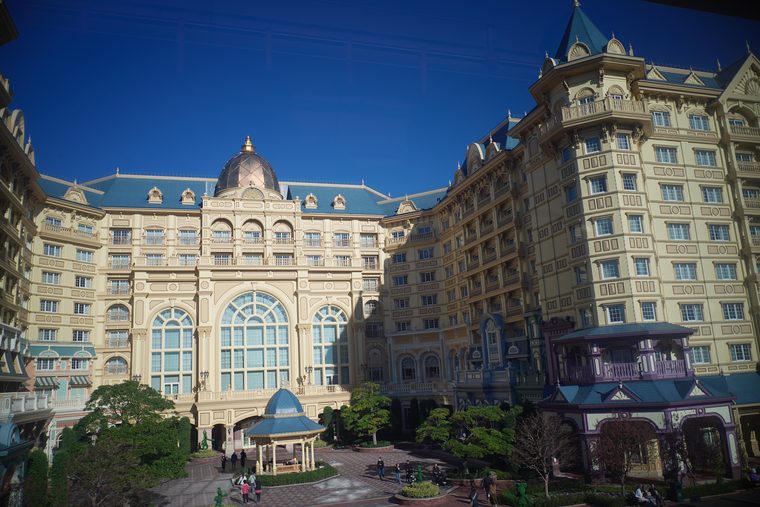 Фасад отеля у входа в Tokyo DisneySea под ясным небом.