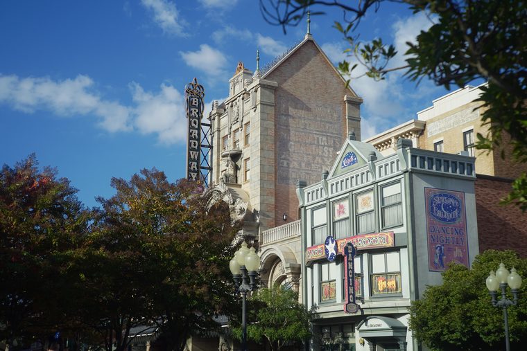 Фасады и осенние деревья в Tokyo DisneySea.