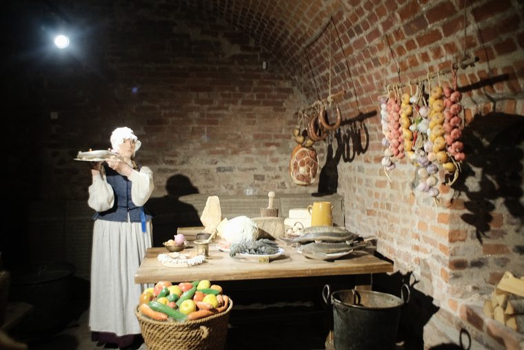 Сценография исторической кухни в кирпичном зале Мирского замка.
