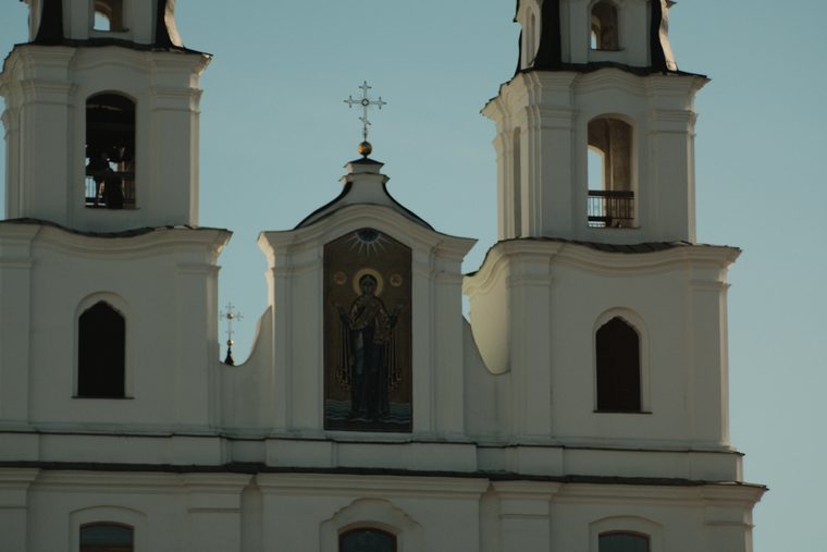 Фрагмент белого церковного фасада между двумя башнями. Минск.